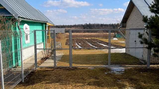 Оцинкованный Гиттер между домом и хозблоком