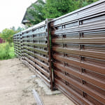Штакетник 136 горизонтальный, П-образный, RAL 8017, калитка, трапеция