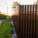 Вертикальный штакетник RAL 8017 под ключ, ширина штакетника 136 мм, профиль М-образный, обрезка трапеция, монтаж в ряд, шаг 2 см.